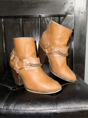 Candie’s Women's Tan Leather Ankle Boots with Chain Accent size 8.5